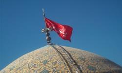 نصب پرچم  متبرک حرم امام حسین علیه السلام بر روی گنبد مسجد امام حسین علیه السلام
