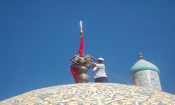 نصب پرچم  متبرک حرم امام حسین علیه السلام بر روی گنبد مسجد امام حسین علیه السلام