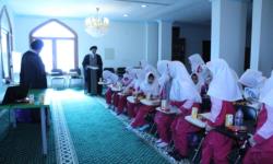 بازدید دانش آموزان مجتمع آموزشی دختران توحید از کتابخانه مسجد امام حسین علیه السلام در روز کتابخوانی / آبان 94