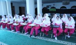 بازدید دانش آموزان مجتمع آموزشی دختران توحید از کتابخانه مسجد امام حسین علیه السلام در روز کتابخوانی / آبان 94